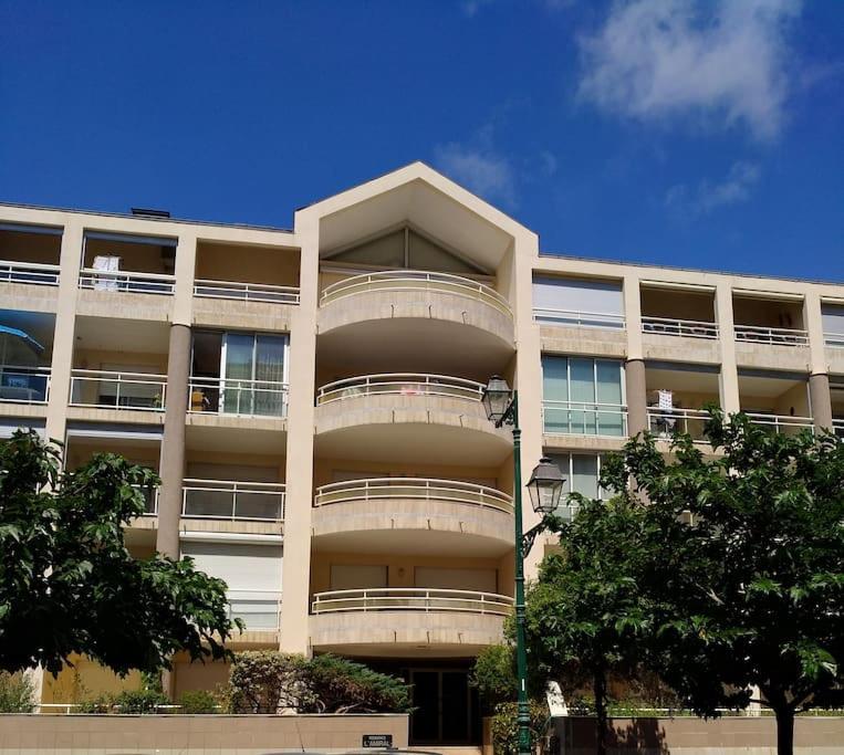 Appartement 2 Pieces Avec Une Grande Terrasse, 3 Etoiles, Wifi, Box Pour Vehicule Et Velos เลส์ซาบล์-โดล็อนน์ ภายนอก รูปภาพ