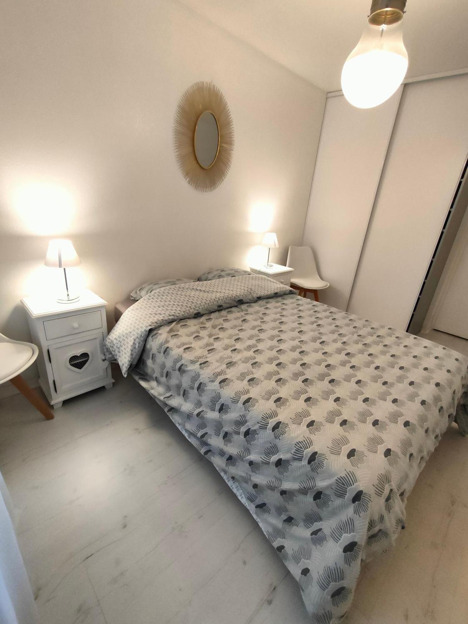 Appartement 2 Pieces Avec Une Grande Terrasse, 3 Etoiles, Wifi, Box Pour Vehicule Et Velos เลส์ซาบล์-โดล็อนน์ ภายนอก รูปภาพ